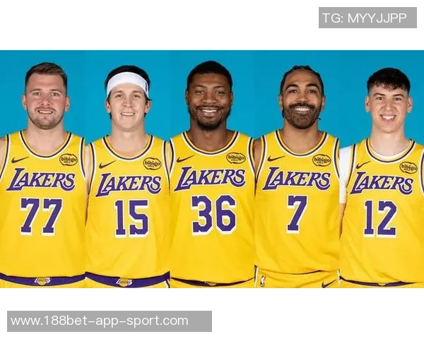 拉拉维亚称赞范德比尔特防守表现为球队奠定坚实基础