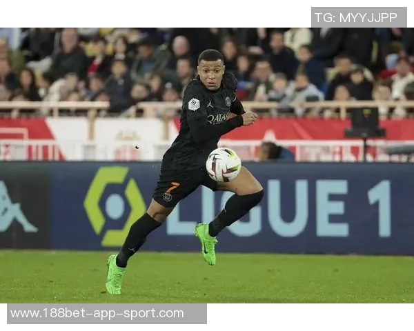 姆巴佩赛后情绪失控展现责任感与对球队表现的不满 姆巴佩赛后情绪失控展现责任感与对球队表现的不满